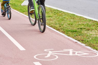 Bisiklet yolu ve bisikletçi şehirde bisiklet sürüyor.