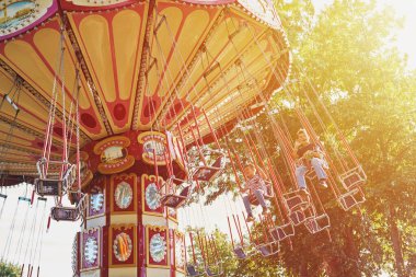 Lunaparkta atlı karınca zinciri.