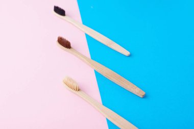 Mavi ve pembe renk backg üç doğal ahşap diş fırçaları