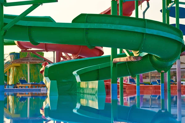 Bunte Rutschen im Wasserpark zum Anfassen. Aquapark-Schieber mit Witz — Stockfoto