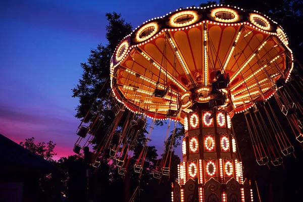 Giostra Merry andare in giro nel parco divertimenti della città di sera — Foto Stock