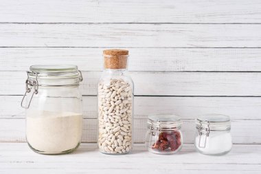 Yeniden kullanılabilir cam kaplar ve mutfak gereçleri 