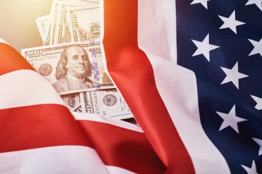 Usa ulusal bayrağı ve para birimi para banknotları kullanıyordu. İş dünyası