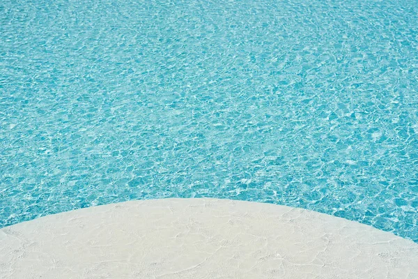 Fond de l'eau dans la piscine bleue, surface de l'eau avec un — Photo