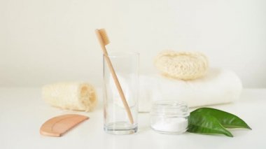 Kadın el banyoda camdan bambu ahşap diş fırçası almak. Sıfır atık ve hijyen konsepti