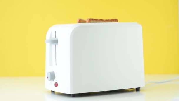 Zeiger Auf Weißen Toaster Mit Toastbrot Auf Gelbem Hintergrund Frühstück — Stockvideo