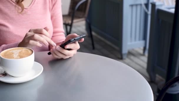 Chica Usando Teléfono Móvil Sus Manos Beber Café Mesa Café — Vídeo de stock