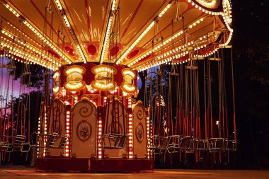 Bir gece şehrindeki lunaparkta atlı karınca.