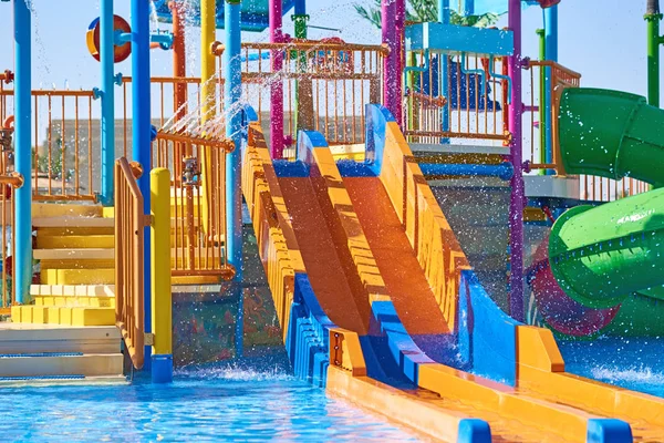 Corrediças coloridas no parque aquático de perto. Controles deslizantes Aquapark com — Fotografia de Stock
