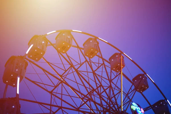 Ferris roue dans un parc d'attractions à une ville de nuit — Photo