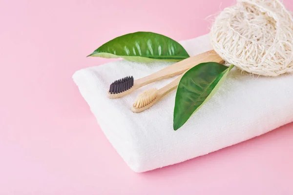 Two wooden bamboo eco friendly toothbrushes, towel and washcloth — Stock Photo, Image