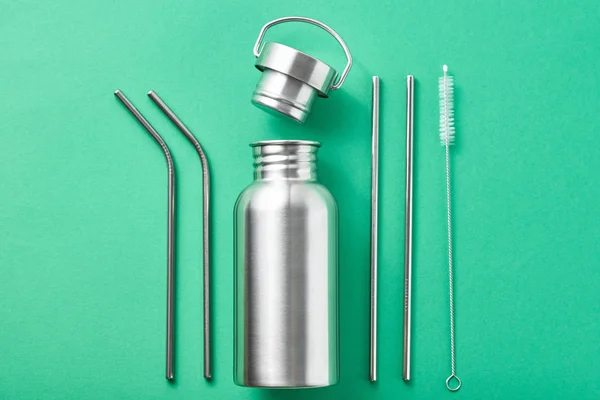 Reusable plastic free items on a green background. Top view of a — Stock Photo, Image