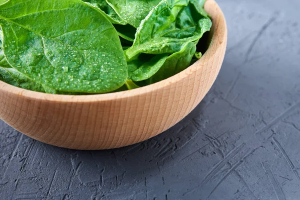 Folhas Espinafre Frescas Tigela Madeira Fundo Escuro Alimentos Biológicos — Fotografia de Stock