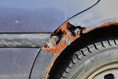 Paslanmış eski araba aşınmadan zarar görmüş. Kışın arabada tuz ve reaktörlerin etkisi