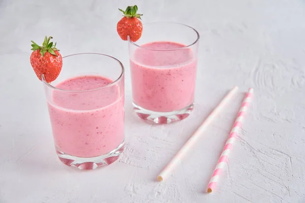 Batido Fresa Vaso Con Paja Bayas Frescas Sobre Fondo Blanco —  Fotos de Stock