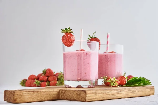 Φράουλα Milk Shake Ποτήρι Άχυρο Και Φρέσκα Μούρα Λευκό Φόντο — Φωτογραφία Αρχείου