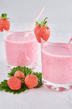 Bardakta çilekli milkshake ve beyaz arka planda taze böğürtlen.