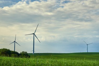 Rüzgar türbini sahada. Rüzgar enerjisi konsepti. İklim koruma için yenilenebilir enerji