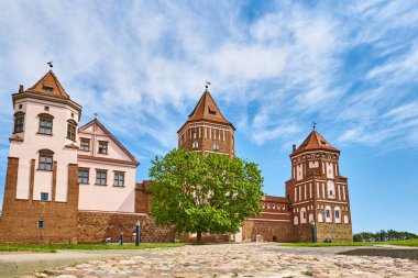 Yazın mavi bulutlu gökyüzü ile MIR Kalesi kompleksi. Belarus 'ta turizm simgesi, kültür anıtı, eski kale
