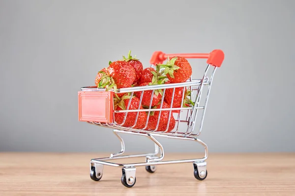 Bevásárlókocsi Tele Friss Eperrel Közelről Egészséges Élelmiszer Koncepció — Stock Fotó