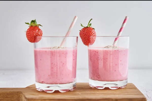 Batido Fresa Vaso Con Paja Bayas Frescas Sobre Fondo Blanco —  Fotos de Stock