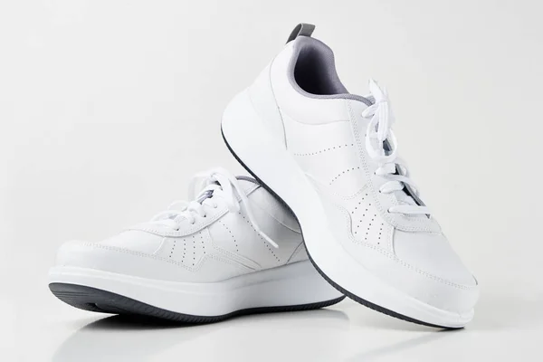 Пара Білих Чоловічих Кросівок Білому Тлі Ізольовані Модне Стильне Спортивне — стокове фото