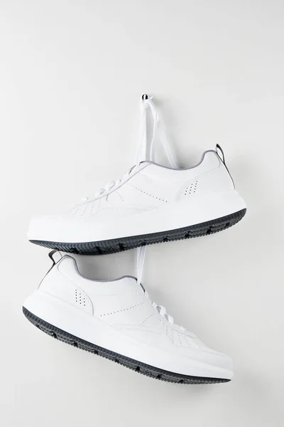 Een Paar Witte Mannelijke Sneakers Hangen Aan Muur Fashion Stijlvolle — Stockfoto
