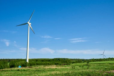 Rüzgar türbini sahada. Rüzgar enerjisi konsepti. İklim koruma için yenilenebilir enerji