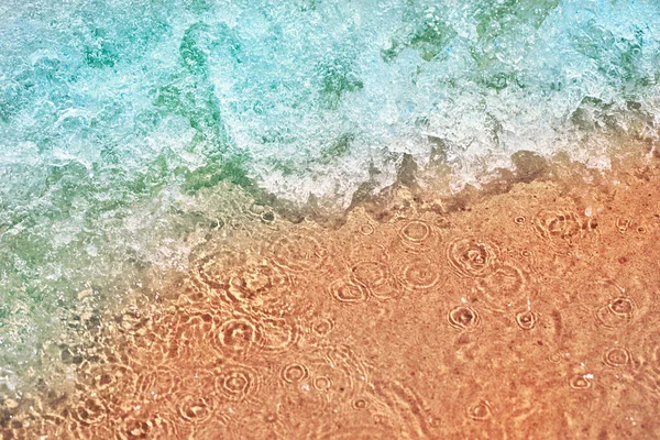 砂のビーチで海の波 柔らかい焦点 夏の背景 スプラッシュと泡の波 — ストック写真