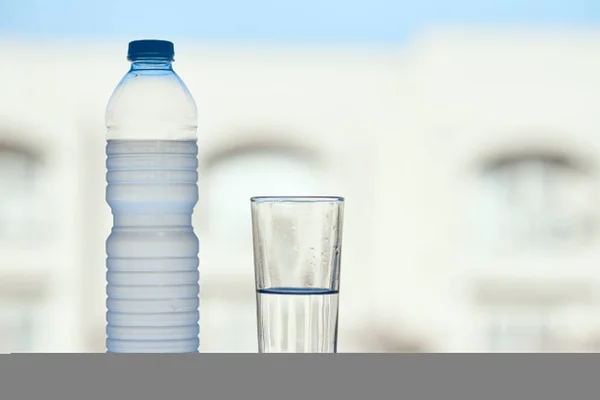 Fles Water Glas Water Tafel Hete Zomerdag Close — Stockfoto