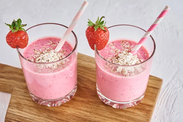 Batido Fresa Vaso Con Paja Bayas Frescas Sobre Fondo Blanco —  Fotos de Stock