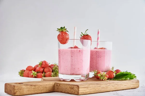 Batido Fresa Vaso Con Paja Bayas Frescas Sobre Fondo Blanco —  Fotos de Stock