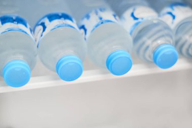 Buzdolabında soğuk su olan şişeler, kapatın.