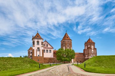 Yazın mavi bulutlu gökyüzü ile MIR Kalesi kompleksi. Belarus 'ta turizm simgesi, kültür anıtı, eski kale
