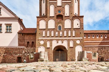 Yazın mavi bulutlu gökyüzü ile MIR Kalesi kompleksi. Belarus 'ta turizm simgesi, kültür anıtı, eski kale