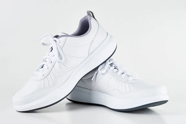Beyaz Arka Planda Bir Çift Beyaz Erkek Spor Ayakkabı Moda — Stok fotoğraf