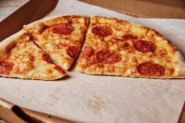 Karton kutuda pizza dilimi, yakın çekim.