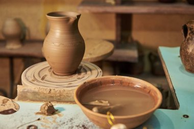 Atölyenin iç tarafındaki çömlekçide kil çömlek var.