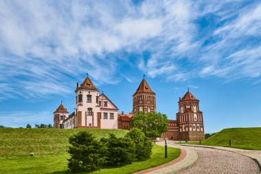 Yazın mavi bulutlu gökyüzü ile MIR Kalesi kompleksi. Belarus 'ta turizm simgesi, kültür anıtı, eski kale