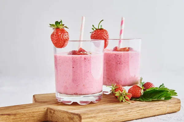Φράουλα Milk Shake Ποτήρι Άχυρο Και Φρέσκα Μούρα Λευκό Φόντο — Φωτογραφία Αρχείου