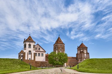 Yazın mavi bulutlu gökyüzü ile MIR Kalesi kompleksi. Belarus 'ta turizm simgesi, kültür anıtı, eski kale