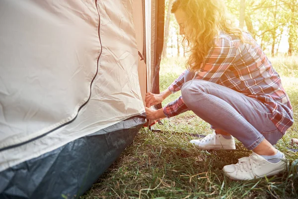 Mujer Instalando Tienda Campaña Bosque — Foto de Stock