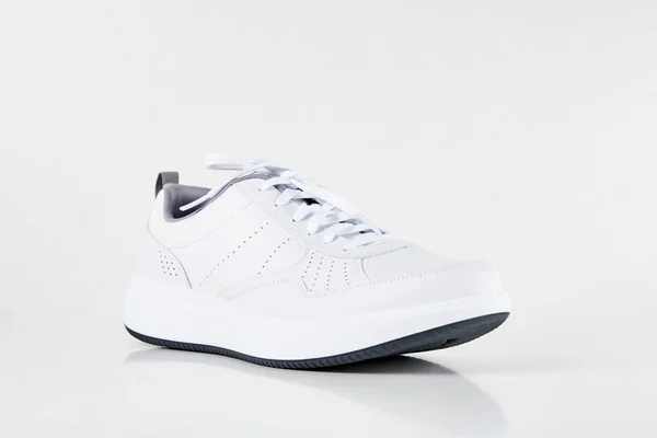 Beyaz Arka Planda Beyaz Erkek Spor Ayakkabısı Moda Tarzı Spor — Stok fotoğraf
