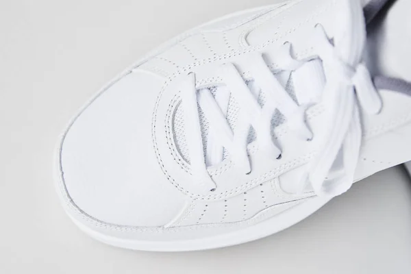 Blanke Mannelijke Sneaker Een Witte Achtergrond Bovenaanzicht Fashion Stijlvolle Sportschoenen — Stockfoto