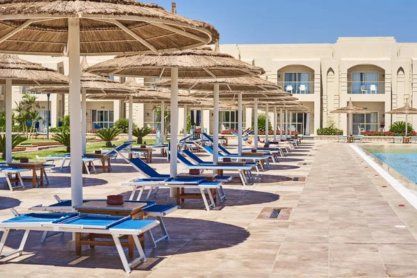 Boş Güneş Pansiyonları Yüzme Havuzunun Yanındaki Şemsiyeler Turistsiz Otel — Stok fotoğraf