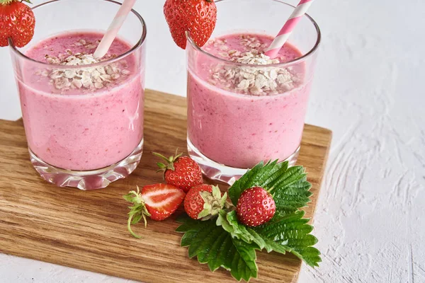 Batido Fresa Vaso Con Paja Bayas Frescas Sobre Fondo Blanco —  Fotos de Stock