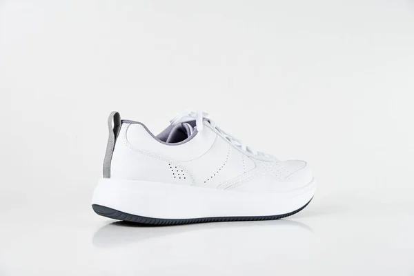 Sapatilha Masculina Branca Fundo Branco Isolado Moda Sapatos Esportivos Elegantes — Fotografia de Stock