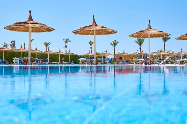 Sharm Sheikh Egipto Jyle 2019 Tumbonas Sombrillas Vacías Cerca Piscina — Foto de Stock