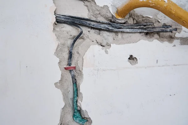 Старые Электрические Кабели Кирпичной Стене Опасная Проводка — стоковое фото