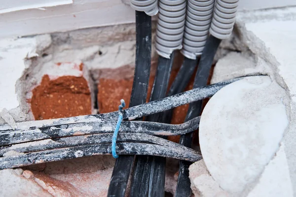 Duvardaki eski elektrik kabloları. Tehlike kabloları